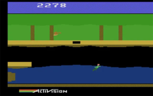 Captura de pantalla del extenso Pitfall II: Lost Caverns (1984) de Activision. El cartucho contaba con el chip personalizado de procesamiento de imágenes (DPC) de David Crane, que mejoraba en gran medida las capacidades gráficas del VCS y permitía procesar música en tres canales, con batería.