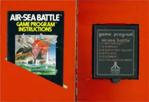Las cajas desplegables solo se usaron en los primeros lanzamientos de software, como Air-Sea Battle (1977), que se muestra aquí abierta con su cartucho e instrucciones.